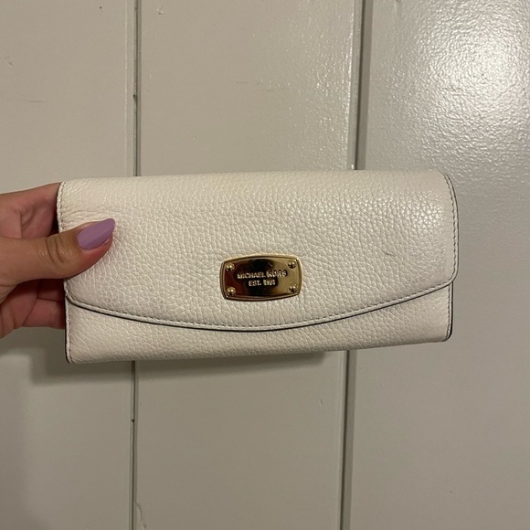 White Michael Kors wallet - Picture 2 of 13